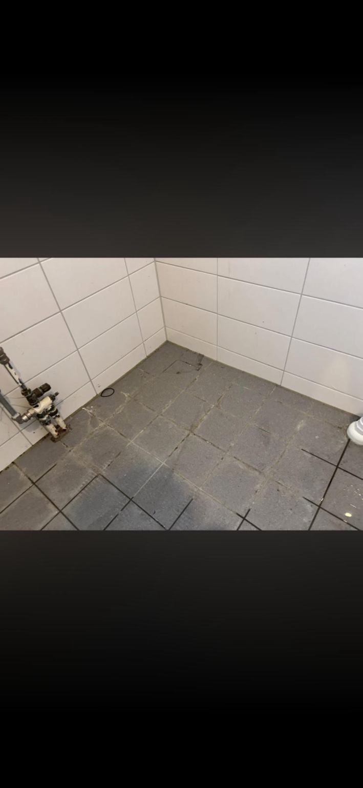 Tegelvloer vóór de reiniging