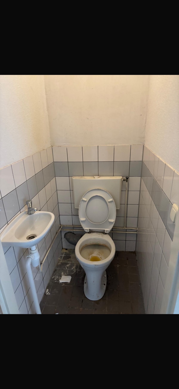 Toiletruimte vóór de reiniging