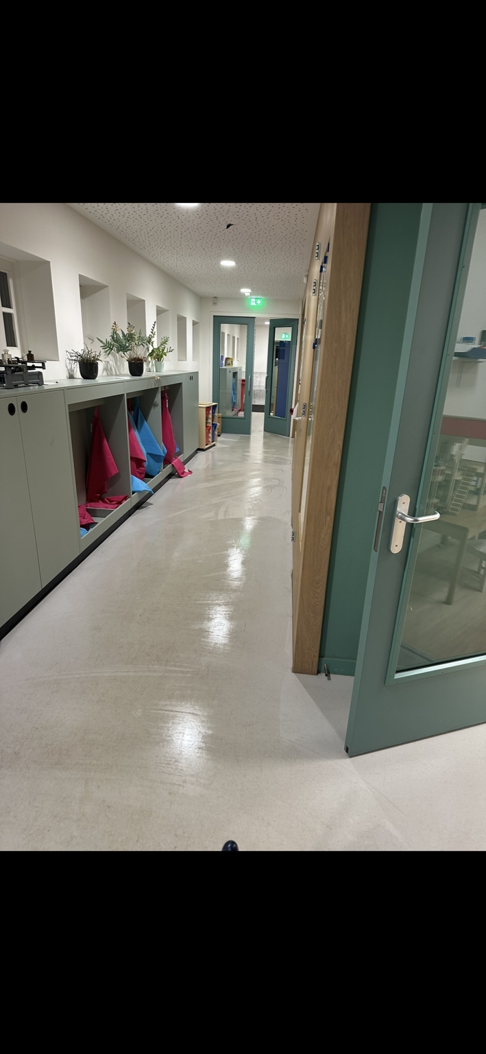 Schoolgang en garderobe, gefotografeerd bij een schoonmaakopdracht van CleanoPro